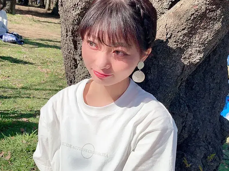 シルク印刷のTシャツを着た女性