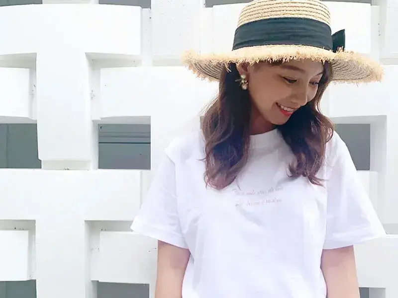 シルク印刷のTシャツを着た女性